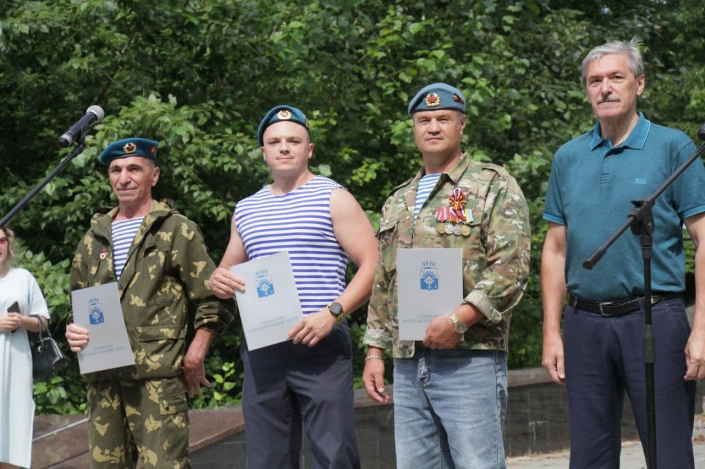 Благодарственные письма администрации Серова получили Дмитрий Андреевских, Даниил Галочкин, Евгений Шайсламов. Фото: Константин Бобылев, "Глобус"