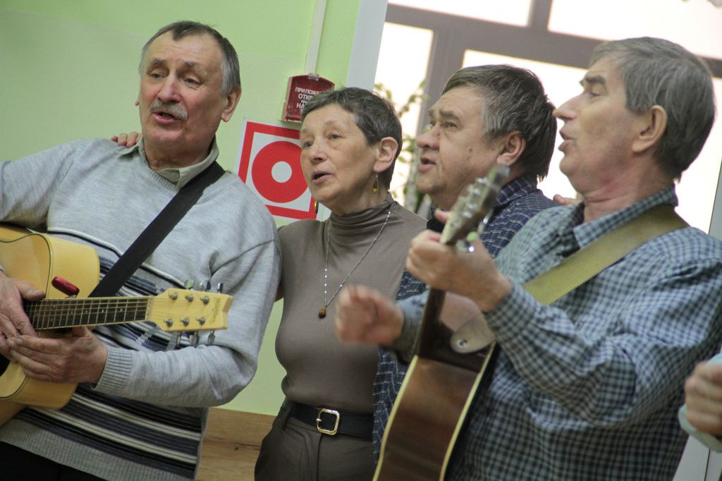 Пели и поодиночке, и дуэтом, и хором. Атмосфера была дружеской. Фото: Константин Бобылев, "Глобус"