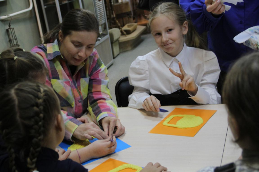 Ребята лепили из соленого теста корзинку с цветами. Фото: Константин Бобылев, "Глобус"