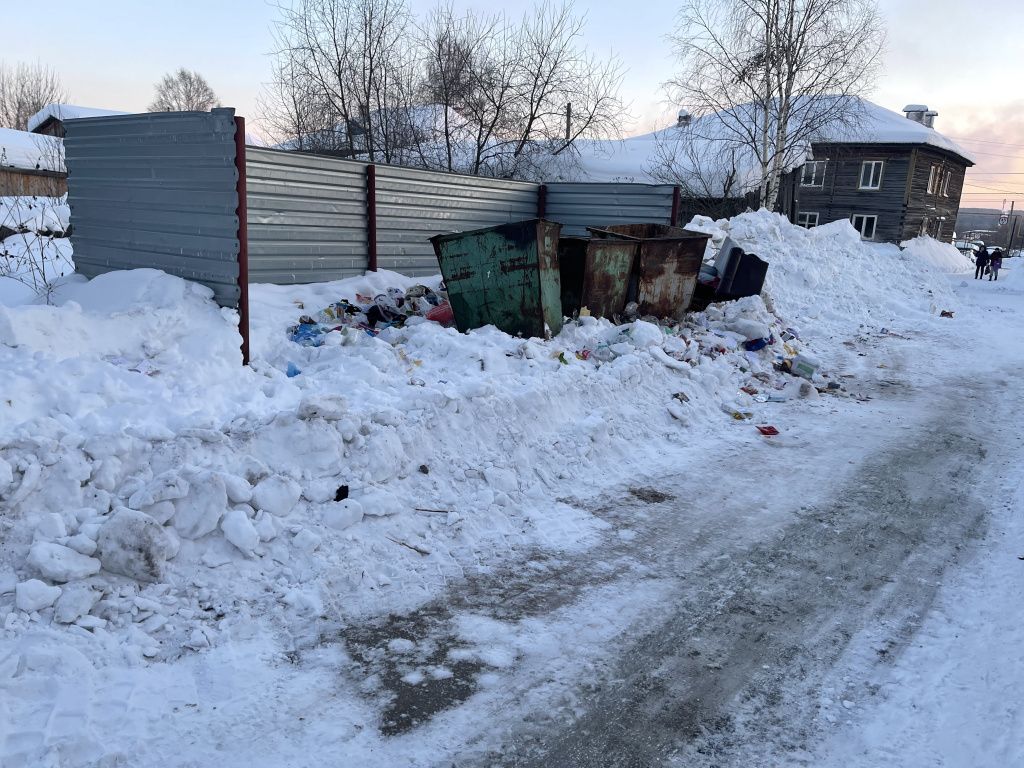 Благодаря почищенной дороге "Рифей" сможет подъехать к контейнерной площадке. Фото: Анна Куприянова, "Глобус"