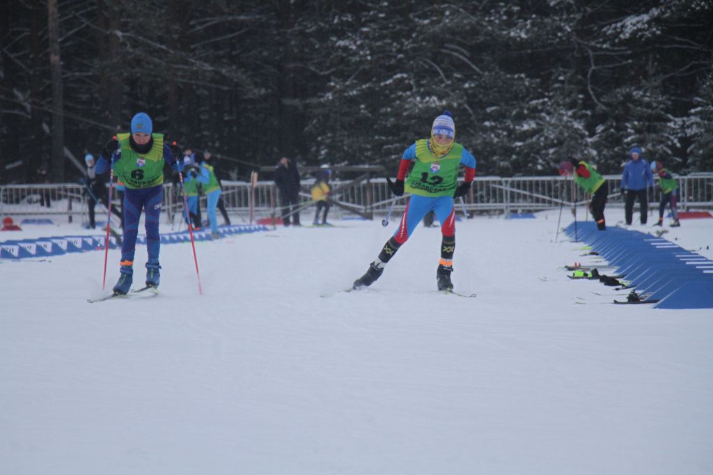 На середине дистанции спортсмены должны были зайти в пит-бокс и сменить инвентарь для классического хода на инвентарь для конькового хода. Фото: Константин Бобылев, архив "Глобуса"