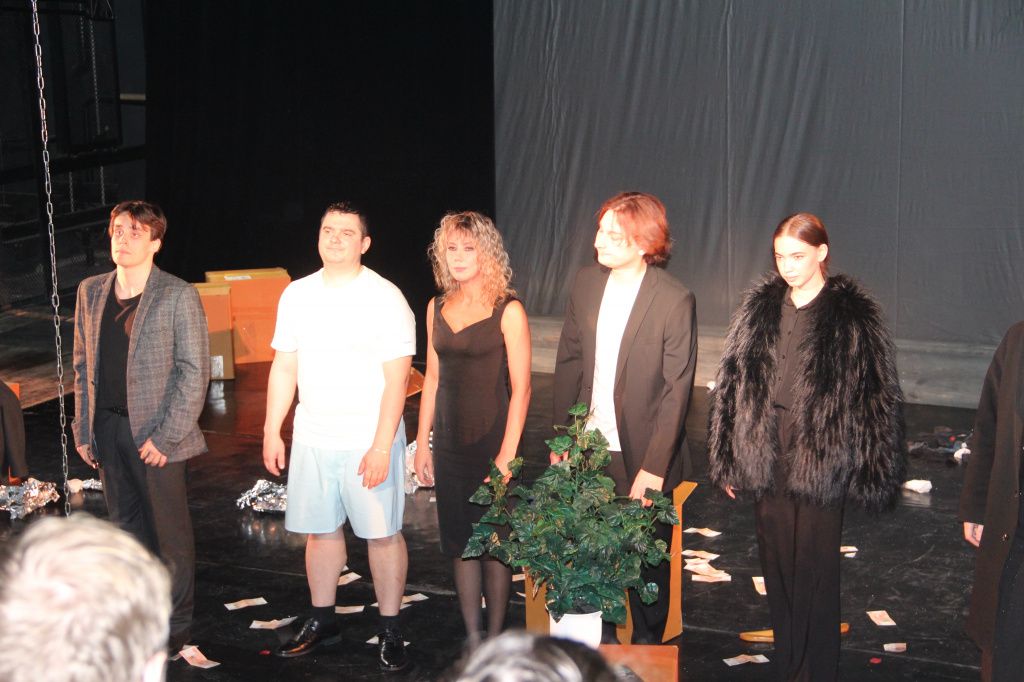 Новые артисты Сергей Иванов (слева), Евгений Сухарев (второй справа) и Василиса Балицкая (справа) в спектакле "Усталость железа". Фото: Анна Куприянова, "Глобус"