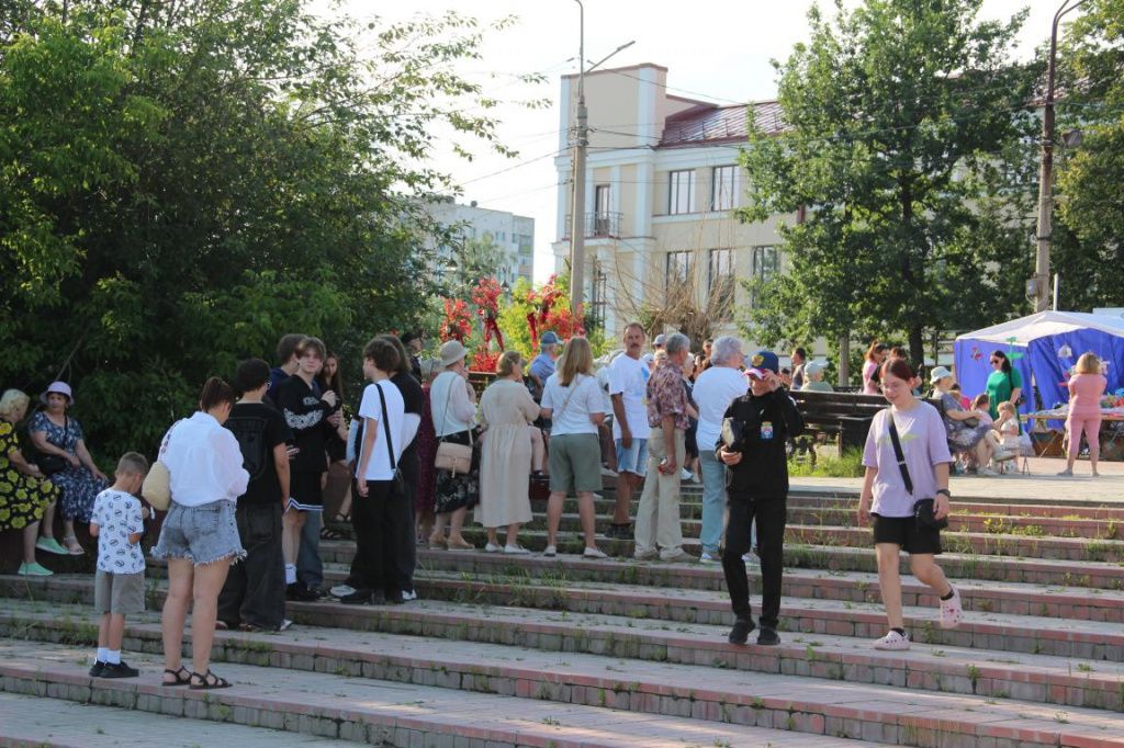 Кто-то от палящего солнца прятался в тени. Фото: Анна Куприянова, "Глобус"