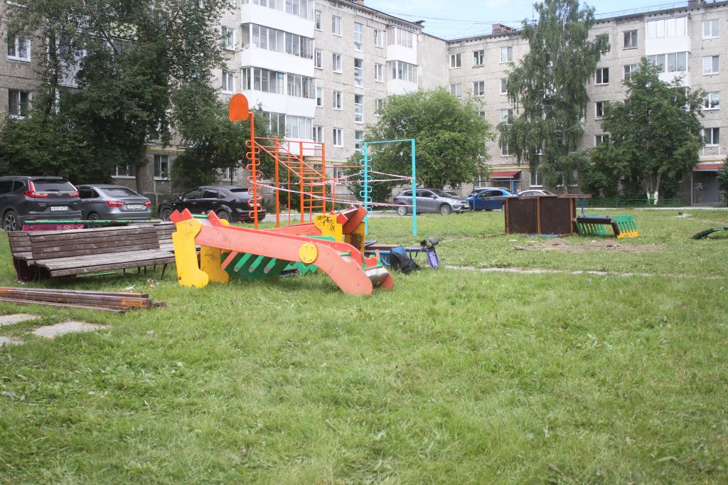 Сейчас элементы детской площадки находятся во дворе у перекрстка улиц Урала Маркса и Фуфачева. Фото: Константин Бобылев, "Глобус"