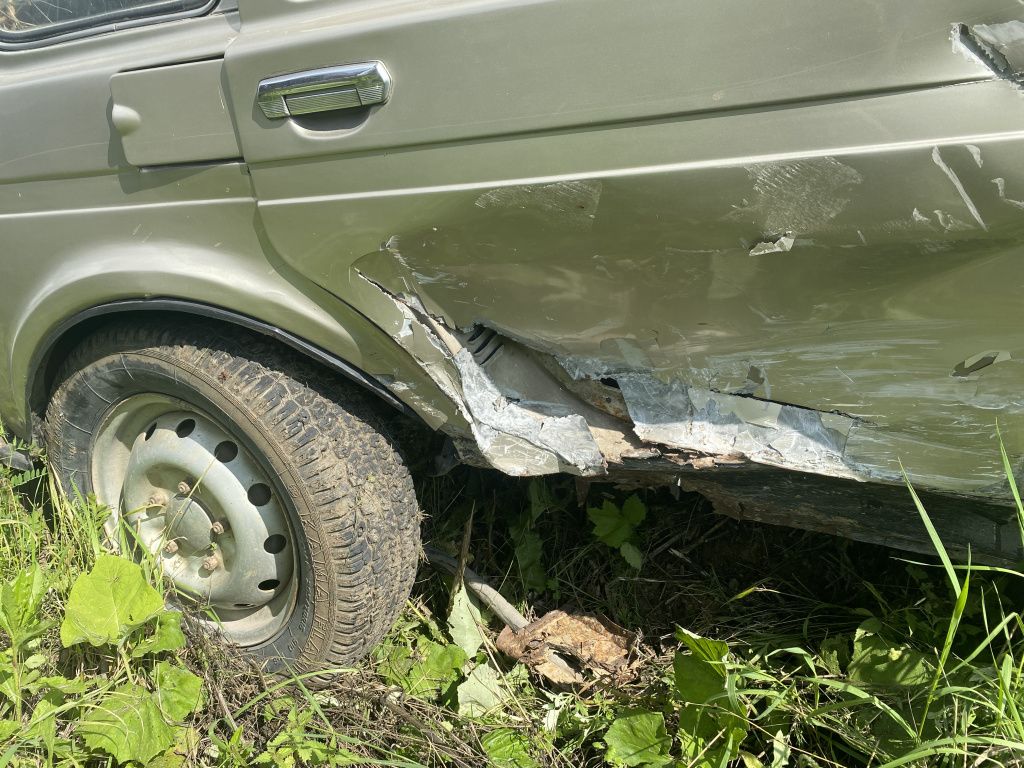 Судя по повреждениям, удар пришелся в правую боковую часть "Нивы". Фото: Анна Куприянова, "Глобус"