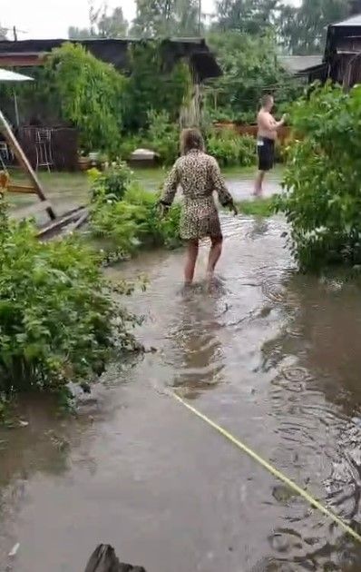 После ливней люди ходят по двору практически по колено в воде. Скриншот с видео, предоставленного Ириной Кузнецовой После ливней люди ходят по двору практически по колено в воде. Скриншот с видео, предоставленного Ириной Кузнецовой