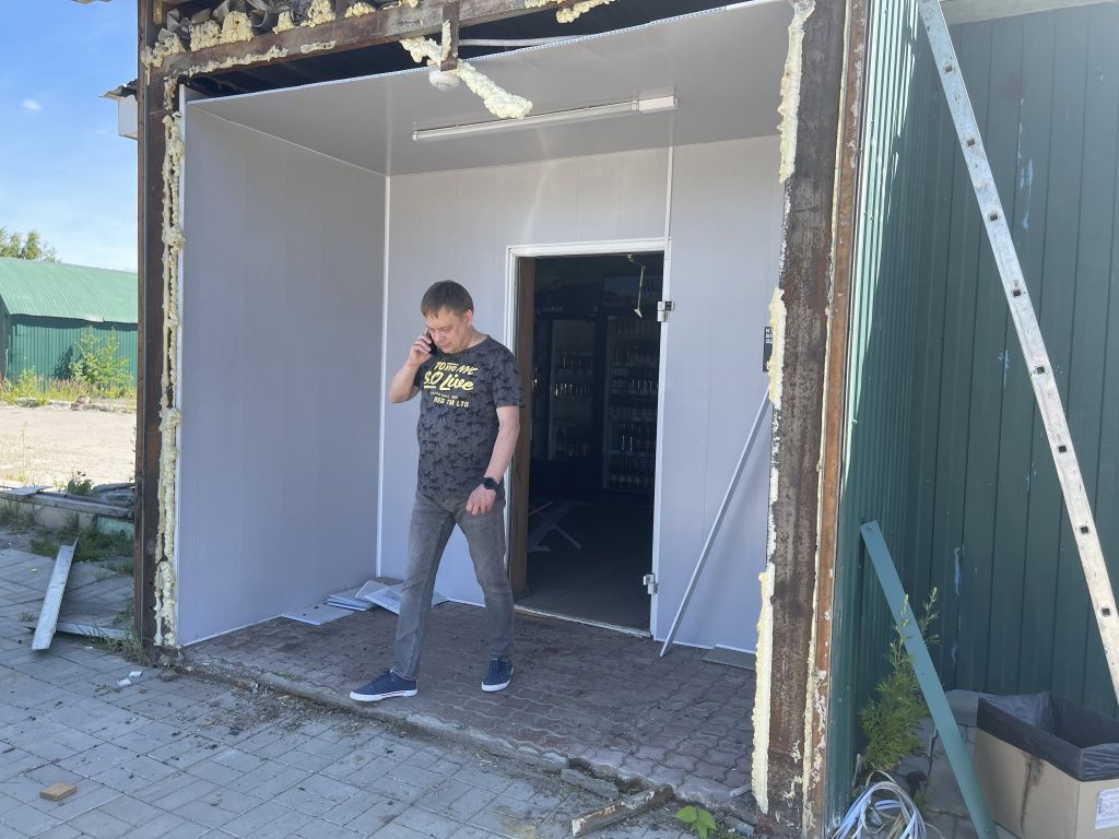 "Прохожий" зашел в павильон и с кем-то общался по телефону. Фото: Анна Куприянова, "Глобус"