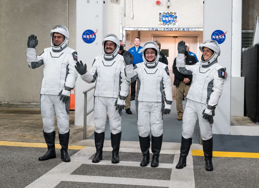 Андрей Федяев - первый слева. Фото: NASA/Aubrey Gemignani, с канала NASA HQ PHOTO на портале www.flickr.com. Использовано по лицензии CC BY-NC-ND 4.0. Изменения в фото не вносились. “NASA’s SpaceX Crew-12 Launch (NHQ202602130018)” by NASA HQ PHOTO, CC BY-NC-ND 4.0
