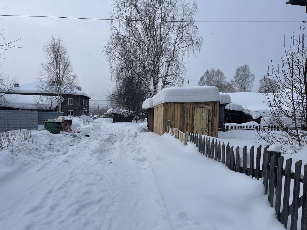 По словам жителей, от дома до контейнерной площадки 13 метров. Фото: Анна Куприянова, "Глобус"