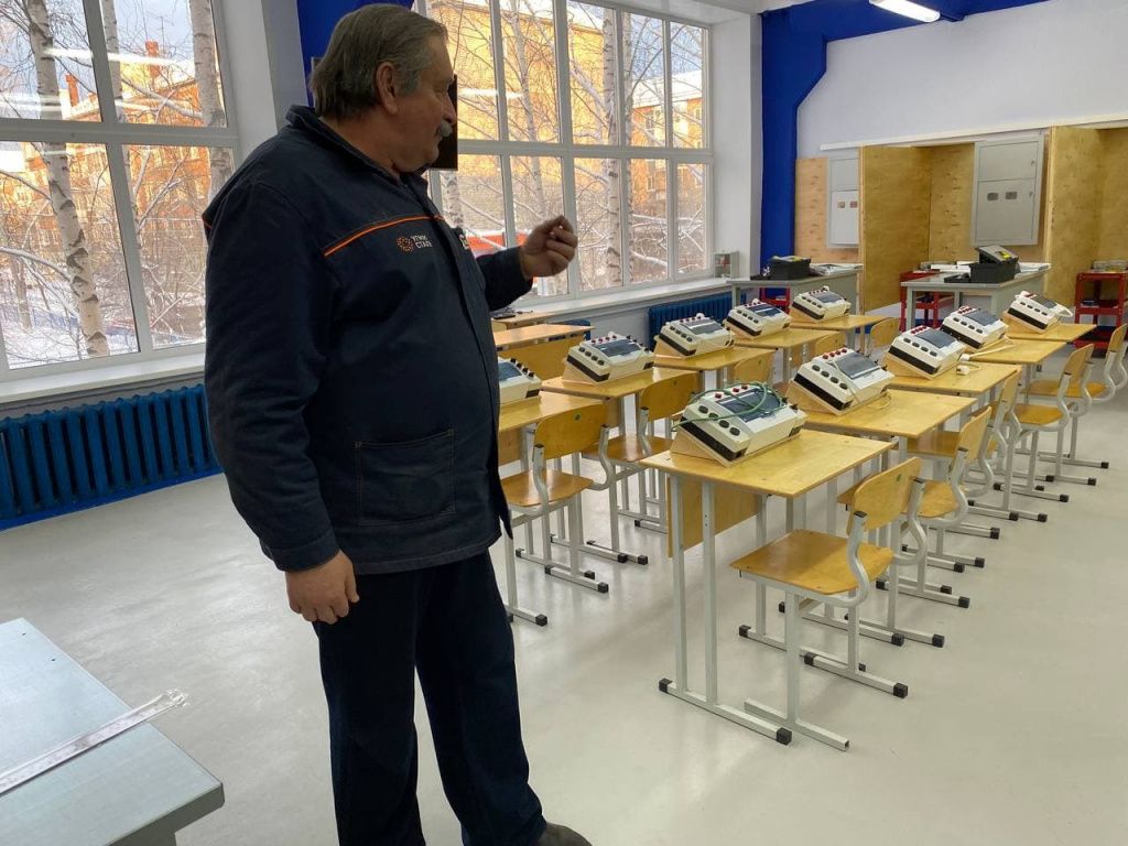 Владимир Гордон с гордостью показывает учебный класс электромонтеров. Фото: Анна Куприянова, "Глобус"