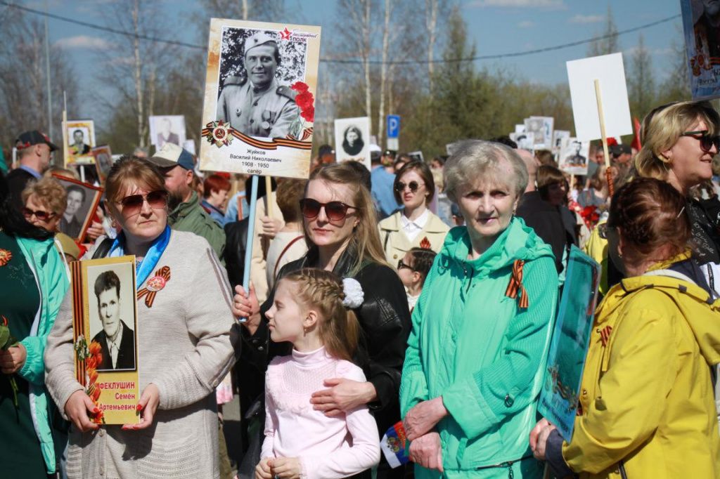Светлана Дубасова пришла на шествие со своей семьей. В руках у девушки портрет прадеда. Фото: Константин Бобылев, "Глобус"