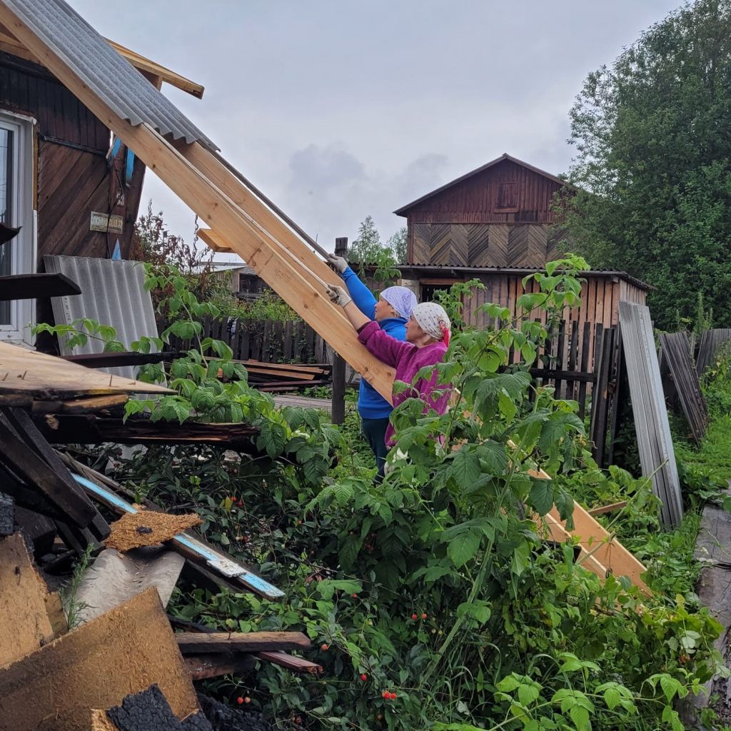 В работу включились все. Женщины поднимали на крышу шифер. Фото: Людмила Заброда
