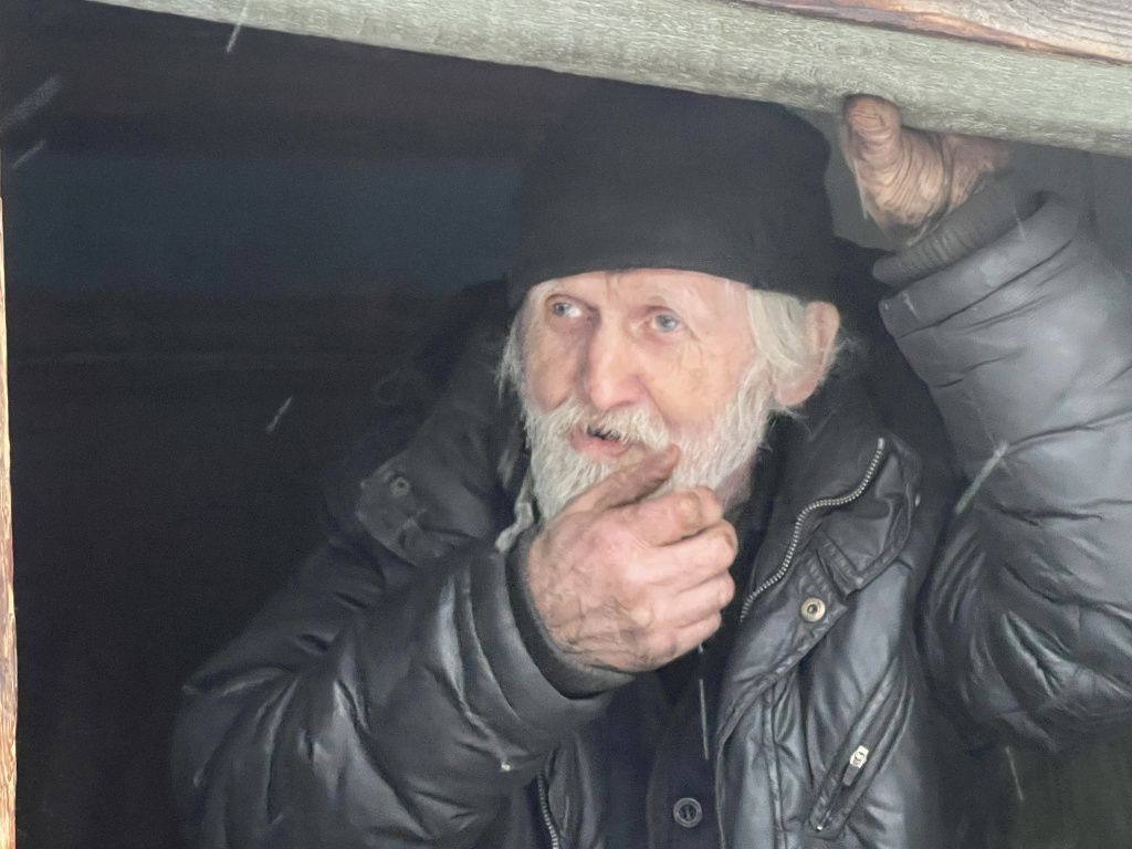 Перепачканные сажей руки, длинные волосы и растительность на лице. Фото: Анна Куприянова, "Глобус"