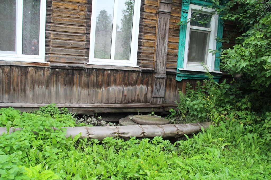 Надежда Суханова говорит, что не может выяснить, кому принадлежит колодец, который стоит у дома. Фото: Анна Куприянова, "Глобус"