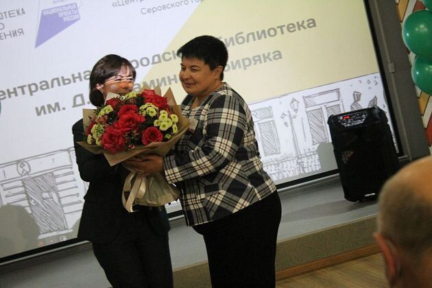 Руководителю библиотеки Бэлле Асхадуллиной дарили цветы в честь открытия. Фото: Мария Чекарова, "Глобус"