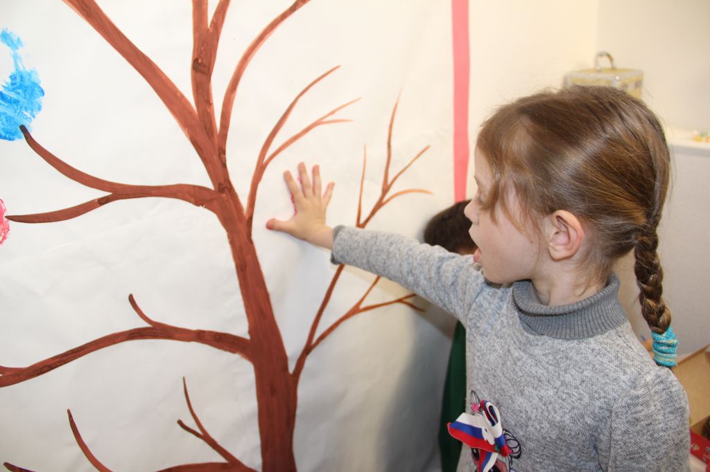 Дети оставляли отпечатки ладони на плакате. Фото: Анна Куприянова, "Глобус"