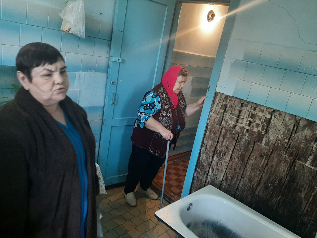 Альбина Ахметшина и Алевтина Мельчакова не один раз обращались в управляющую компанию с просьбой отремонтировать ванну и стену в ванной комнате. Фото: Мария Чекарова, "Глобус"