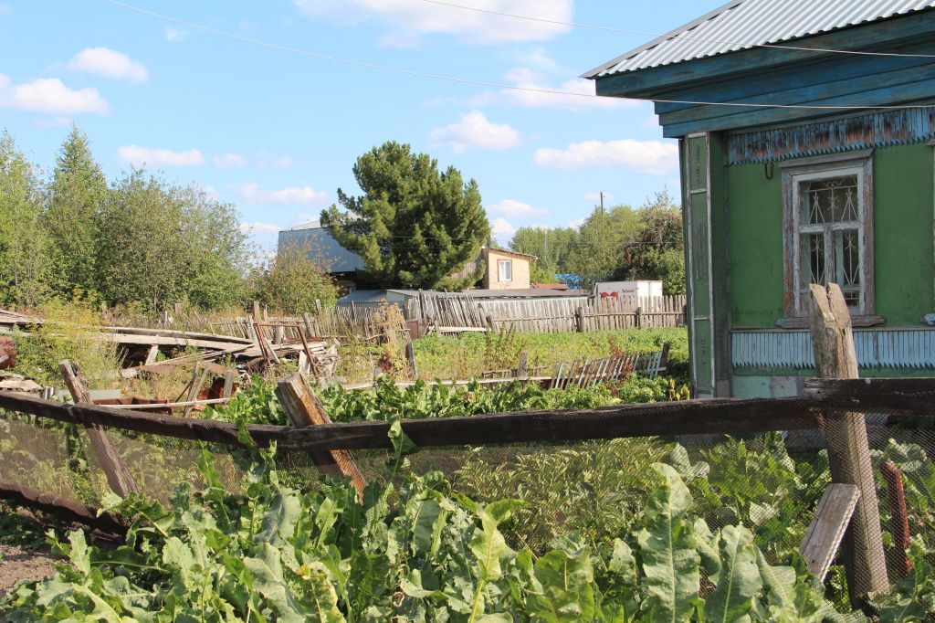 Один из строителей рассказал пенсионерке, что так называемая красная линия пройдет в районе забора. Фото: Анна Куприянова, "Глобус"