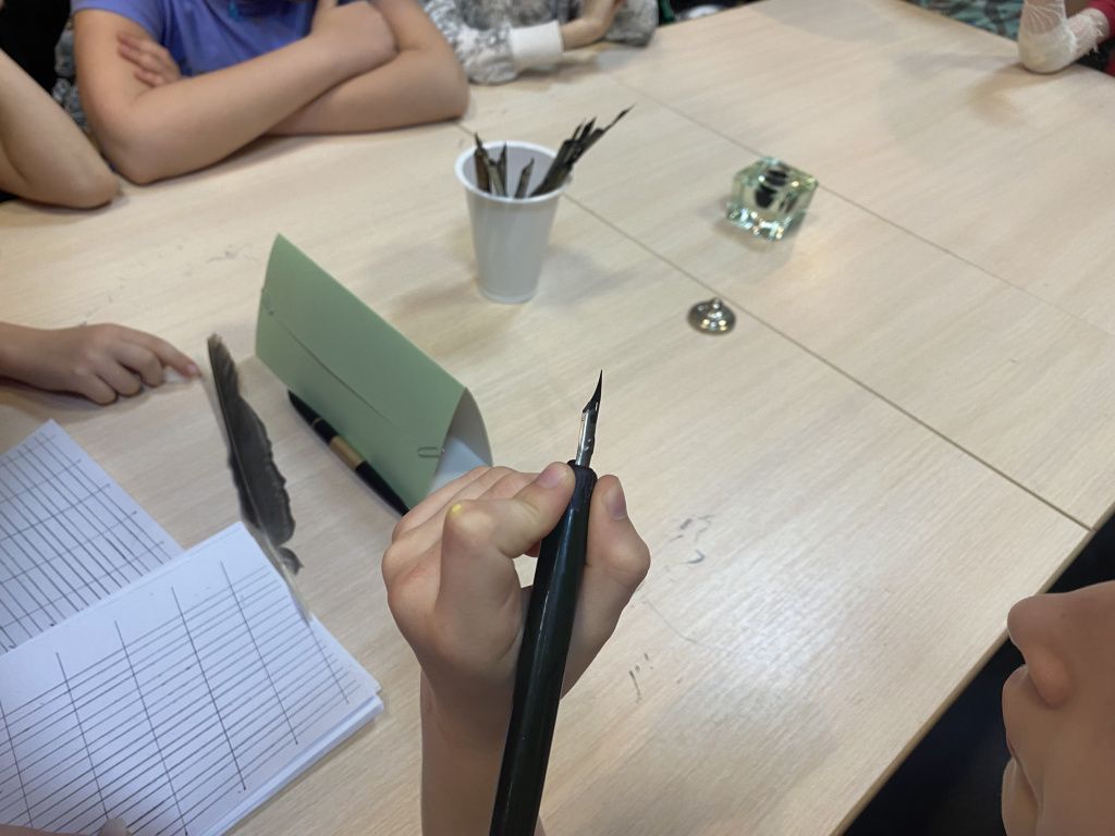 Вместо привычных шариковых ручек у детей в руках перьевые ручки. Фото: Анна Куприянова, "Глобус"
