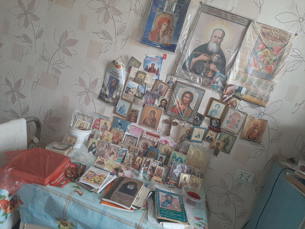 Пенсионерка Мария Городова верующая. В своей комнате женщина отвела уголок под иконостас. Фото: Мария Чекарова, "Глобус"