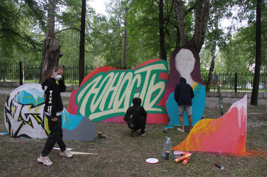 Художники работают над стрит-артом. Фото: Константин Бобылев, "Глобус"