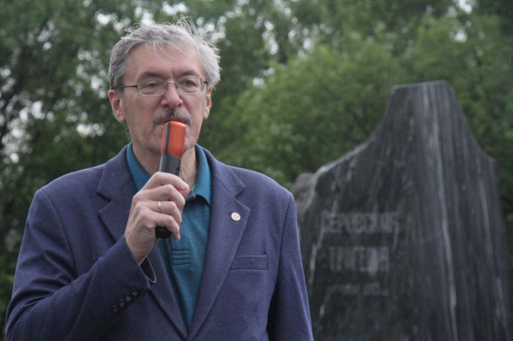 Советник главы Дмитрий Егоров в 1993 году был директором однйо из школ, принявших наводненцев. Фото: Константин Бобылев, "Глобус"
