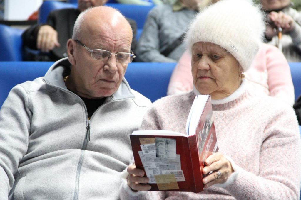 Александр и Людмила Рауш изучают только что выпущенную книгу. Фото: Константин Бобылев, "Глобус"