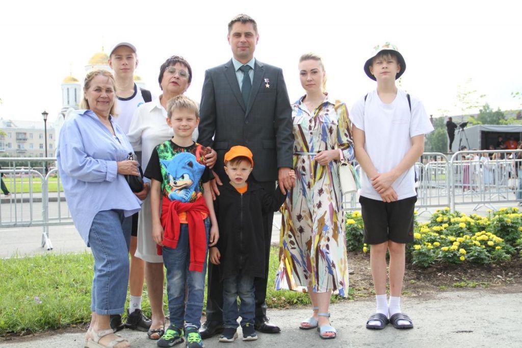 В Серов Андрей Федяев приехал с семьей. Фото: Константин Бобылев, "Глобус" В Серов Андрей Федяев приехал с семьей. Фото: Константин Бобылев, "Глобус"