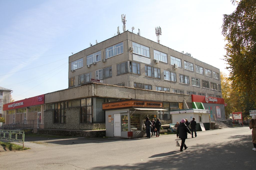 Сейчас на месте школы стоит Дом быта "ЭРА". Фото: Константин Бобылев, "Глобус"
