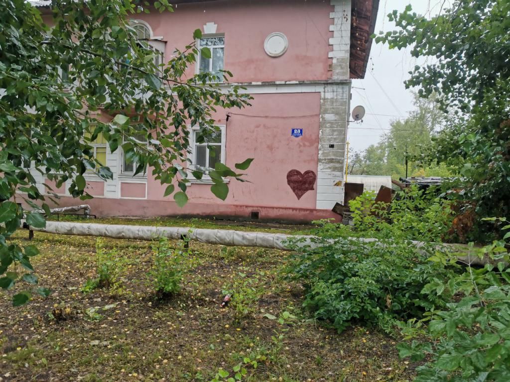 На доме по проспекту Серова поверх наркорекламы нарисовали сердечко. Фото: Константин Бобылев, "Глобус"