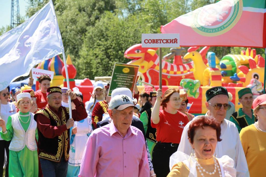 Торжественный парад участников праздника. Фото: Константин Бобылев, "Глобус"