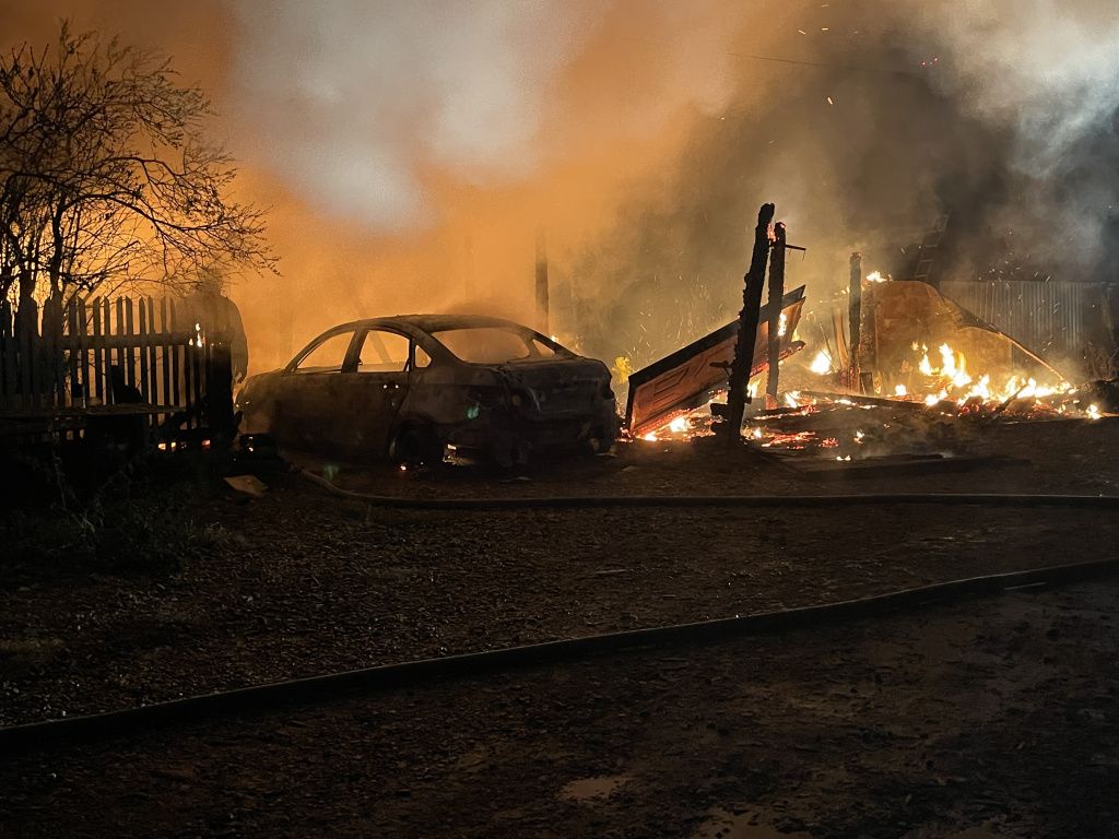 Пламя уничтожило жилой дом, автомобиль. Фото: Анна Куприянова, "Глобус"