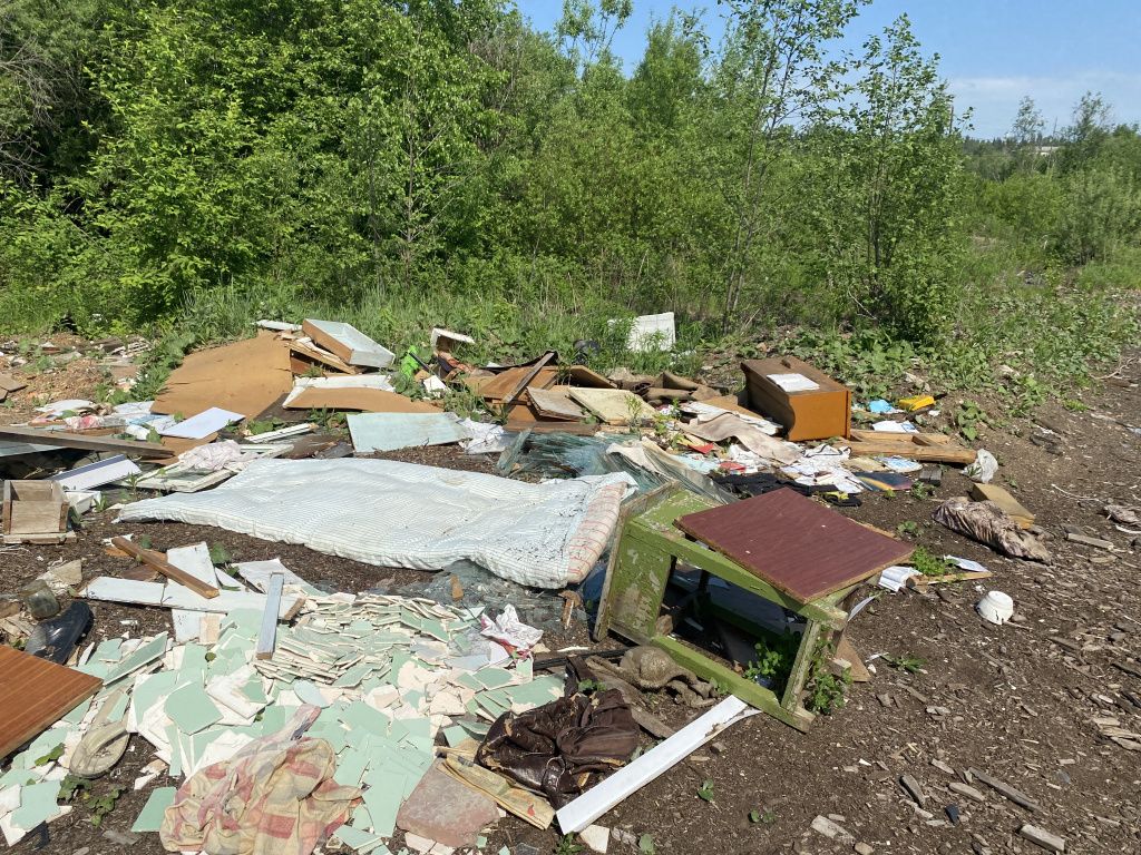 В Серове крупногабаритный мусор со свалок не вывозят, а закапывают в землю  и опил? | Истории | СеровГлобус.ру