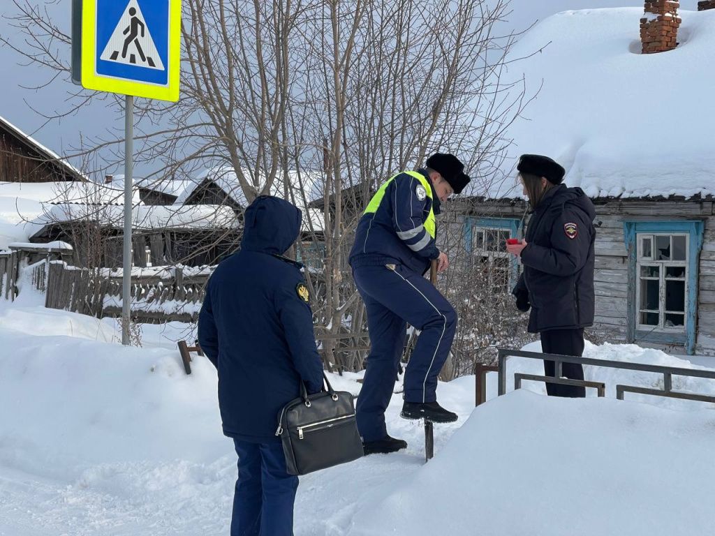 На тротуаре улицы Лизы Чайкиной комиссия замеряла высоту снега. Фото: Анна Куприянова, "Глобус"