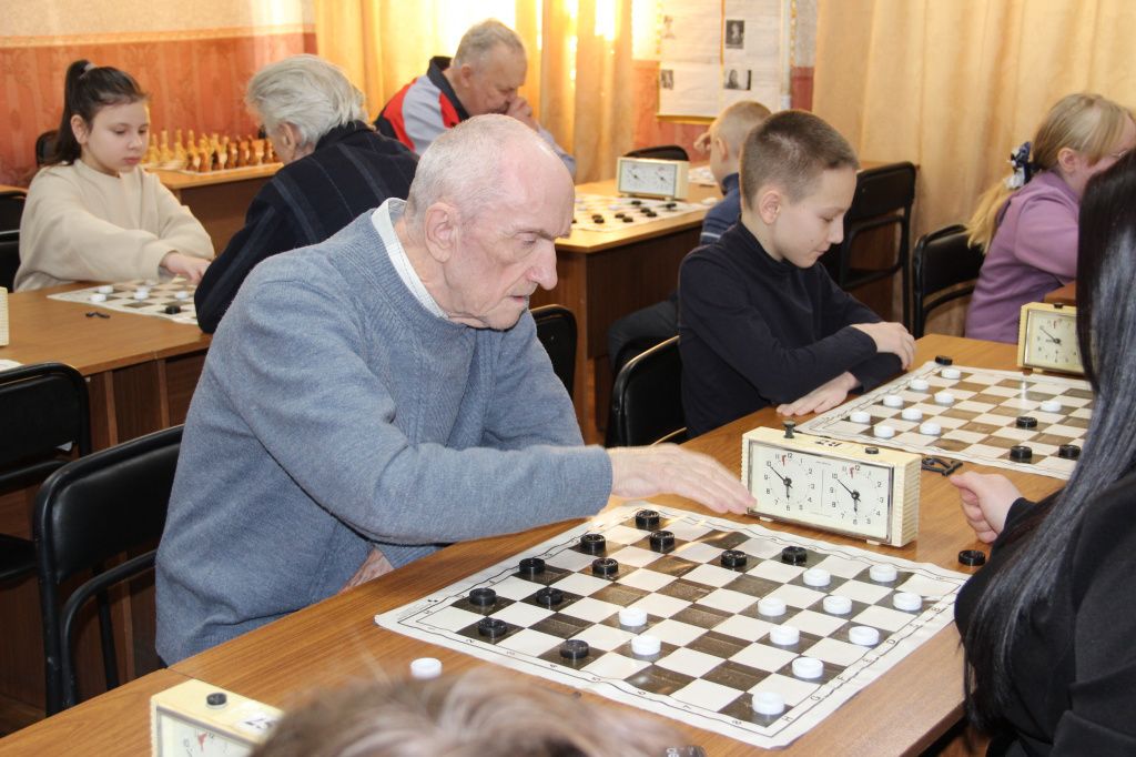 Один из старейших участников турнира Виктор Путятин отметил, что с молодежью сложно играть, но интересно. Фото: Анна Куприянова, "Глобус"