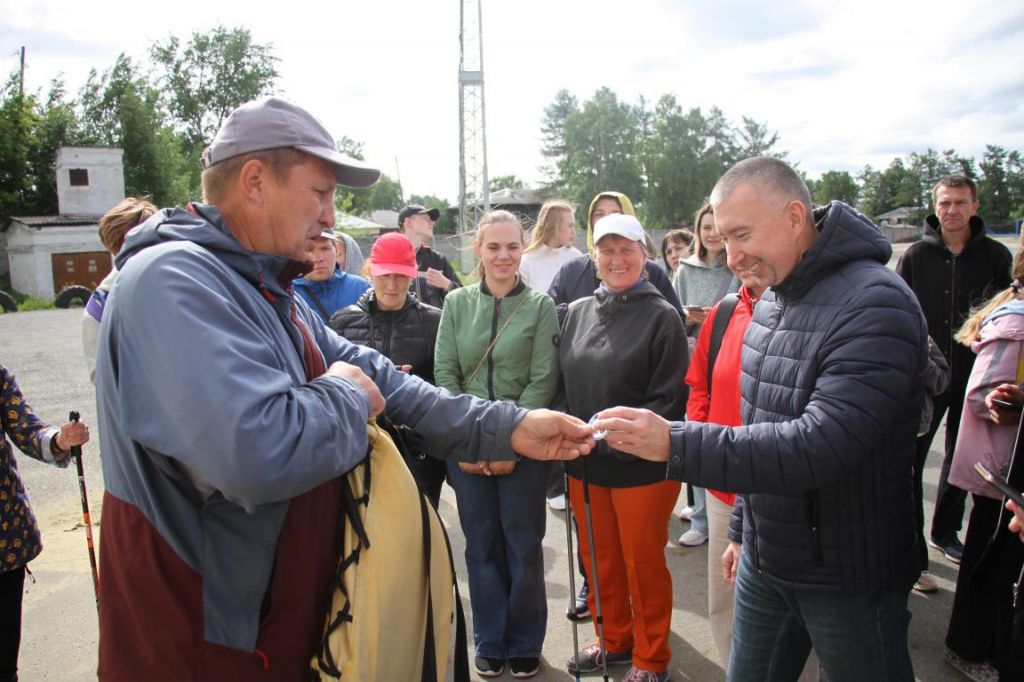 Андрей Беляев подарил Сергею Каурову значок. Фото: Константин Бобылев, "Глобус"