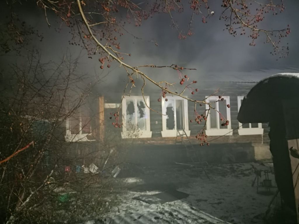 Огонь повредил квартиру №1 в доме №9 по улице Братьев Горшковых. Фото предоставлено 56-й ПСЧ