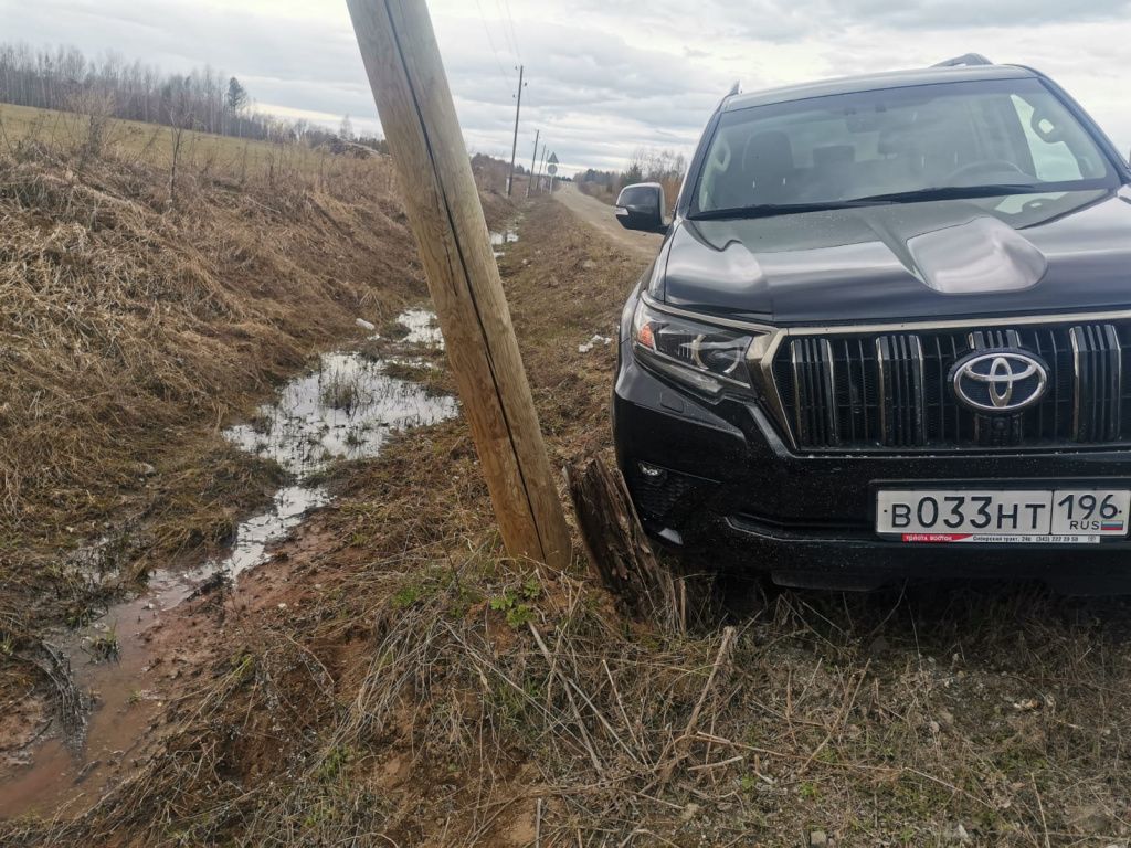 Автомобиль уперся в "огрызок" старой опоры. Фото: Надежда Павлова