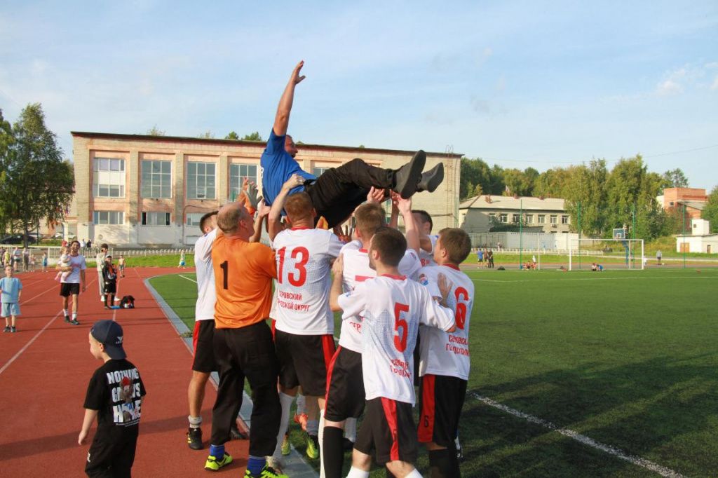 Команда качает на руках тренера Сергея Коновальчука. Фото: Константин Бобылев, "Глобус"
