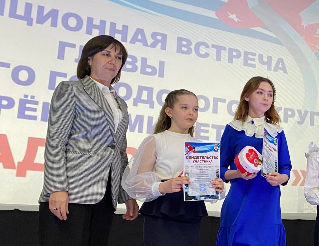 Девушка в синем платье - Алена Лисицына. Она получила два сертификата, один из них за достижения хора. Фото: Ирина Смирнова, "Глобус"