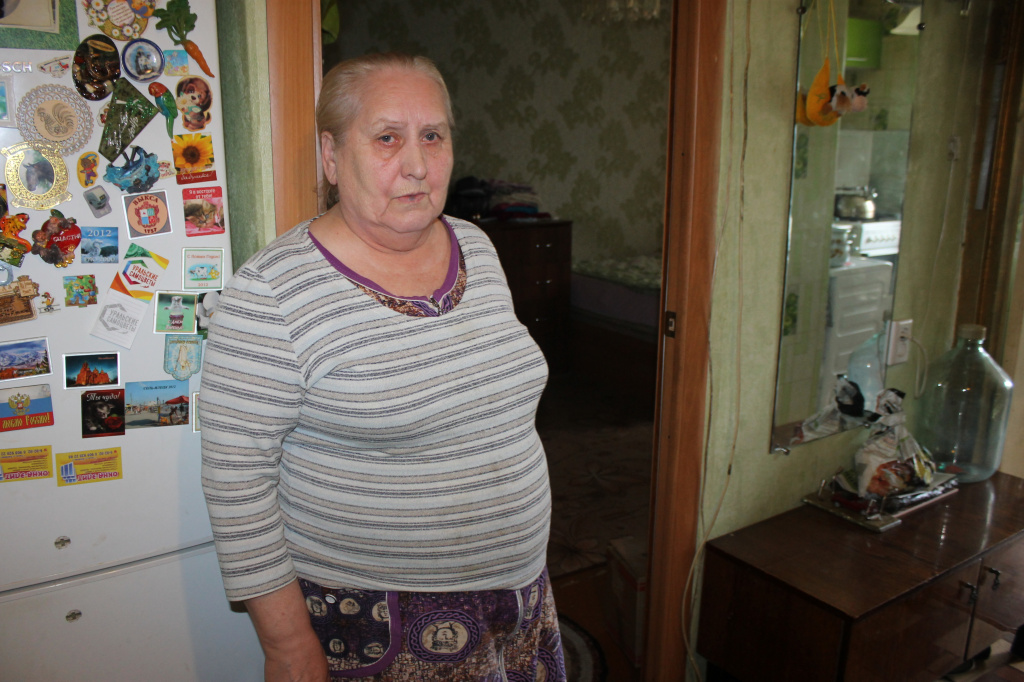 Пенсионерка Надежда Кошкина болеет диабетом первого типа. Из-за отсутствия газа женщине приходиться есть холодную пищу. Фото: Мария Чекарова, "Глобус".