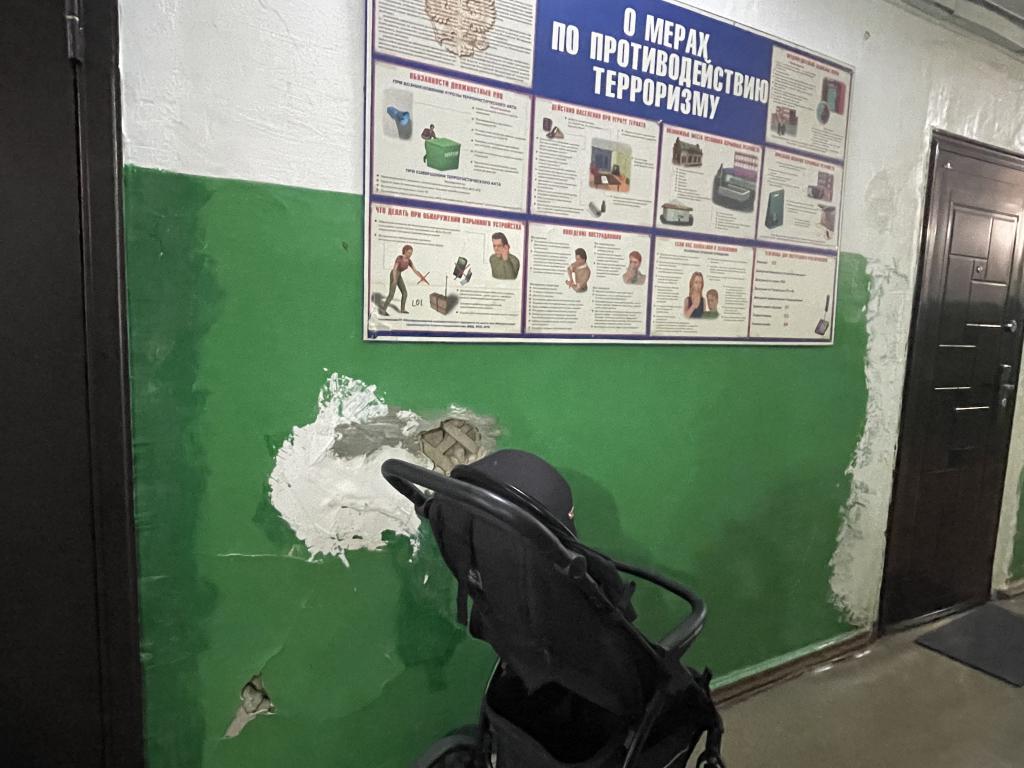 На стенах висят стенды, чуть ниже видны дыры. Фото: Анна Куприянова, "Глобус"