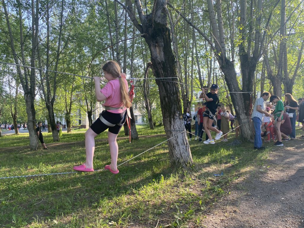Дети без труда преодолевали задания веревочного парка. Фото: Анна Куприянова, "Глобус"