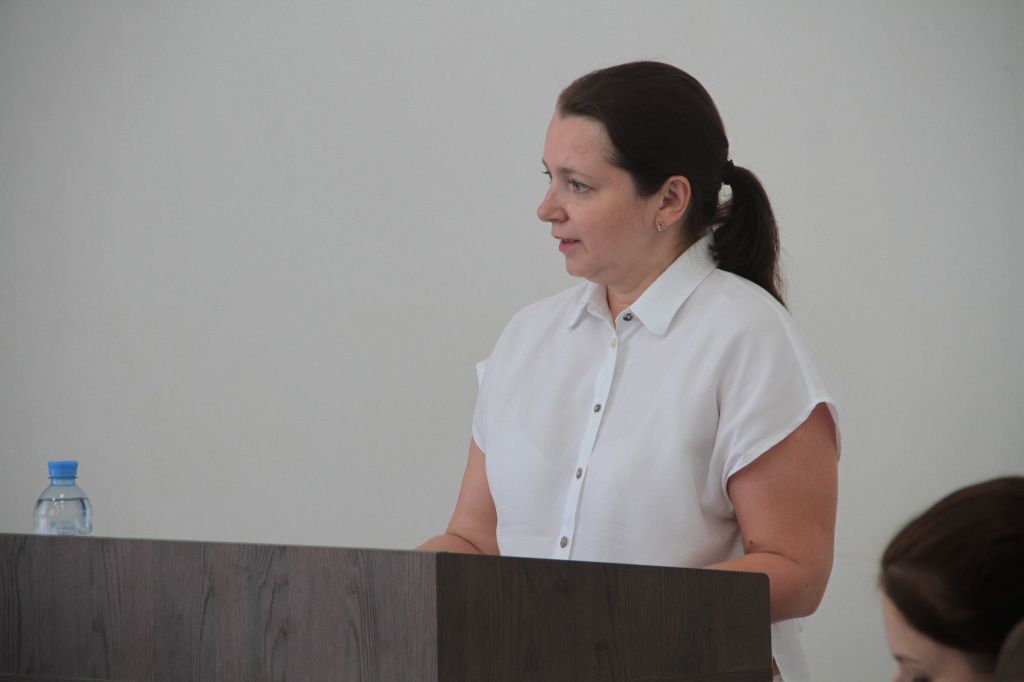 Анастасия Рагозина заявила депутатам, что автогородки нужно строить в загородных лагерях. Фото: Константин Бобылев, "Глобус"