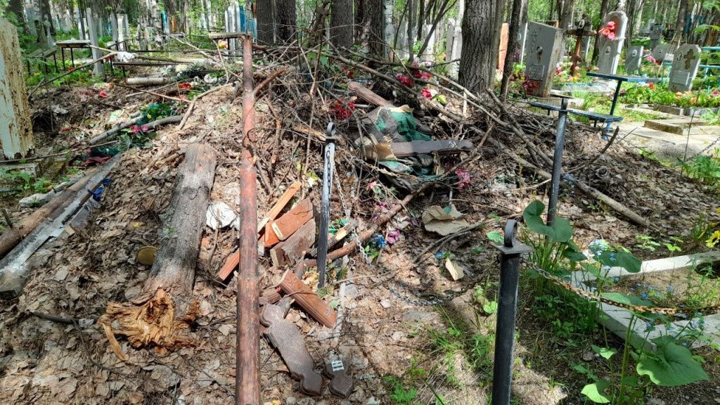 На этой помойке, кроме всего прочего, валяются и распиленные на куски могильные кресты. Фото: Андрей Гребенкин, «Глобус» На этой помойке, кроме всего прочего, валяются и распиленные на куски могильные кресты. Фото: Андрей Гребенкин, «Глобус»