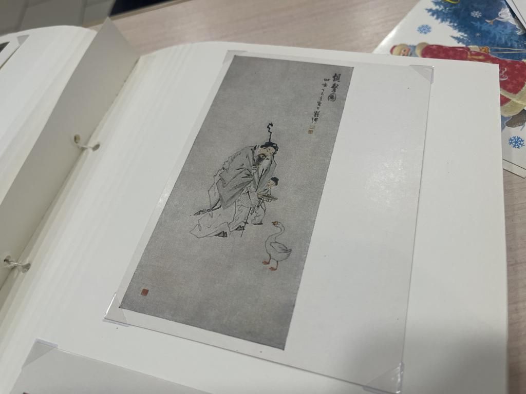 Картинка с наблюдающим за птицей философом покорил Наталью Антонову. Фото: Анна Куприянова, "Глобус"