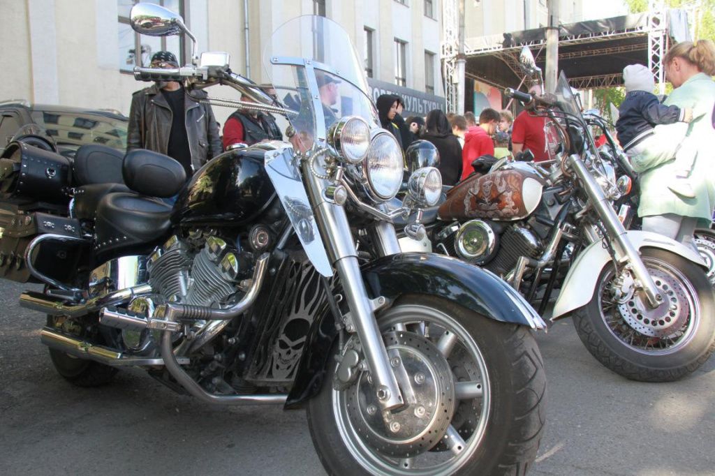 Площадка с мотоциклами привлекала внимание пришедших на праздник. Фото: Константин Бобылев, "Глобус"