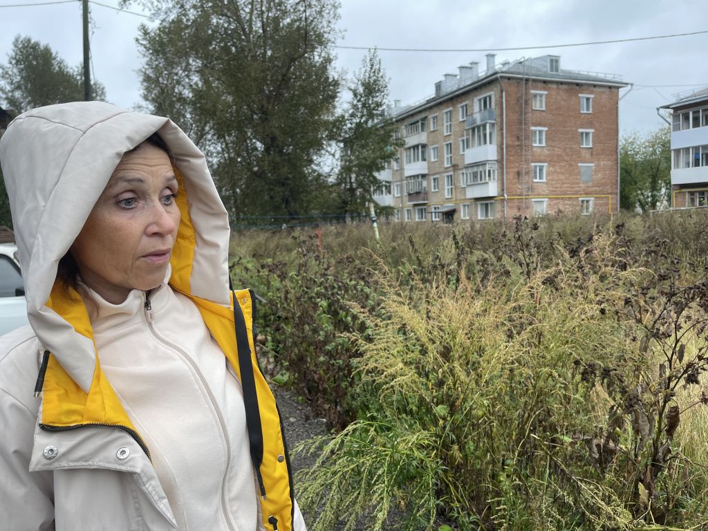 Наталья Игнатович сокрушается, территория у дома приходит в запустение. Фото: Анна Куприянова, "Глобус"