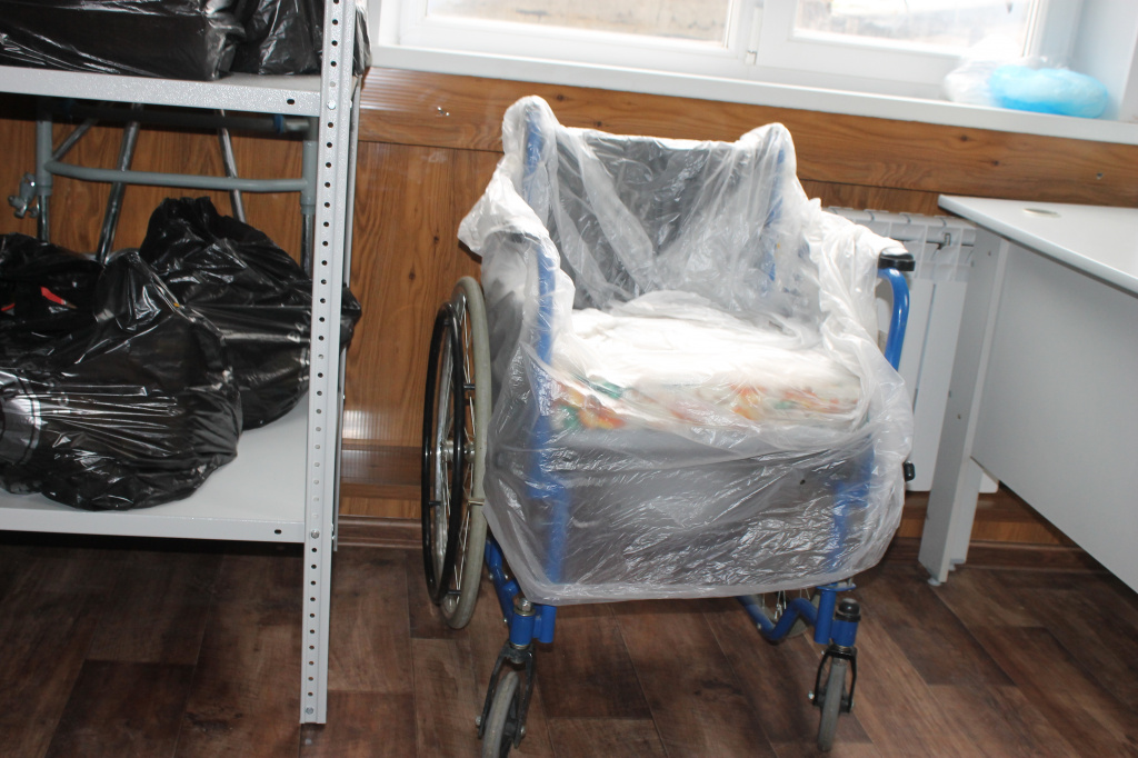 Отделу социального служения Серовской епархии была пожертвована инвалидная коляска. Фото: Мария Чекарова, "Глобус"