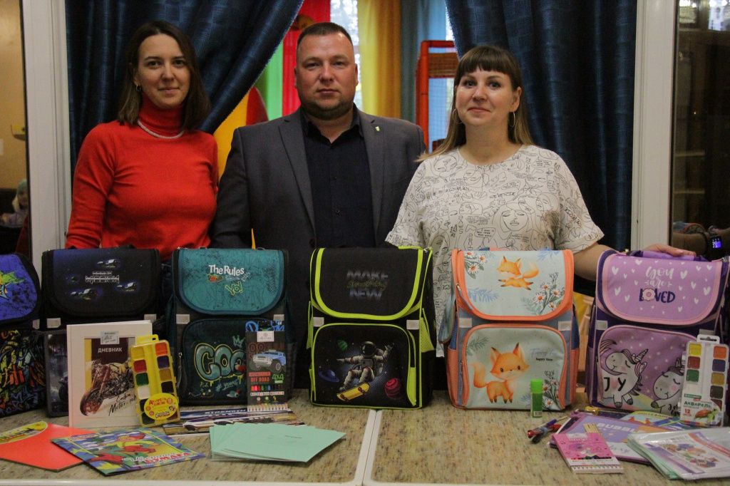 Екатерина Черепанова (справа), специалист по социальной работе предприятия, говорит, что подарки получат 147 ребят. Фото: Константин Бобылев, "Глобус"